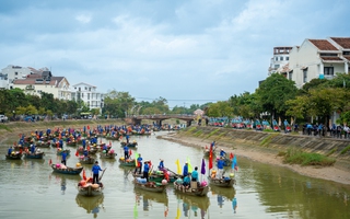 Ghe bơi, xích lô diễu hành kỷ niệm 25 năm Hội An là di sản thế giới