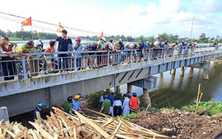 Clip: 2 "người hùng" nhảy xuống sông cứu người phụ nữ nhảy cầu