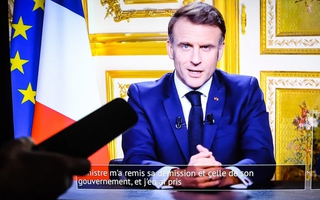 Pháp: Tổng thống Macron tuyên bố cứng rắn giữa khủng hoảng chính trị