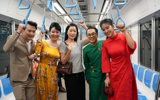 Thành Lộc, Trịnh Kim Chi, Lê Khánh thích thú ngắm nhìn TP HCM trên tuyến tàu metro đầu xuân