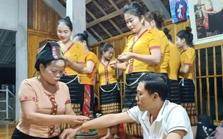 Độc đáo tục buộc chỉ cổ tay cầu an đầu năm của người Thái