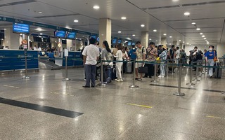 Sân bay Tân Sơn Nhất lại tất bật đón khách trở lại TP HCM