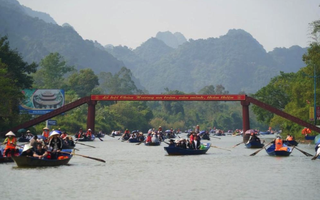 Hơn 2 vạn du khách đến chùa Hương trong ngày mùng 3 tết Giáp Thìn