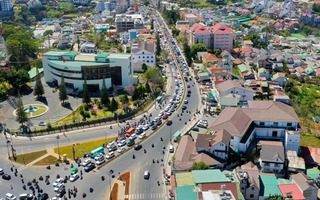 Khách đến Đà Lạt tăng mạnh, một số tuyến đường ùn tắc