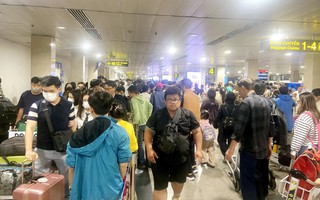 Khách bay vào TP HCM đông nghẹt, nhiều người "méo mặt" vì bị… dời lịch bay