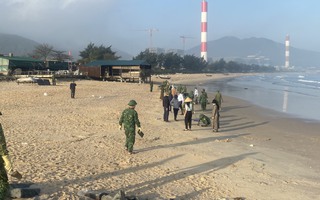 Dầu hắc vón cục dạt vào bờ biển Hà Tĩnh kéo dài gần 1 km