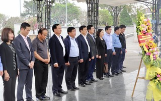 Bộ trưởng Nguyễn Chí Dũng thăm, tặng quà cho gia đình chính sách ở Quảng Trị