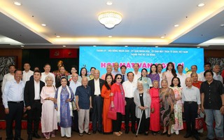 Lãnh đạo TP HCM  gặp gỡ văn nghệ sĩ đầu xuân 2024