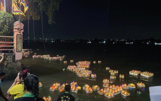 Thả hàng ngàn hoa đăng xuống sông Đồng Nai cầu bình an