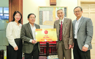 "Mai Vàng tri ân" thăm, tặng quà nhà văn Đỗ Chu, GS Đào Trọng Thi