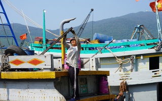 Đà Nẵng: Đội nắng làm việc hết công suất cho tàu vươn khơi