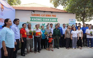 Trao tặng 2.000 lá cờ Tổ quốc cho cư dân chung cư Bình Phú