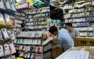TP HCM: Tạm giữ gần 30.000 phụ kiện điện thoại tại 3 cửa hàng trên đường Ba tháng Hai