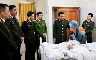 Thiếu tướng Đinh Văn Nơi thăm hỏi cảnh sát bị chém khi làm nhiệm vụ