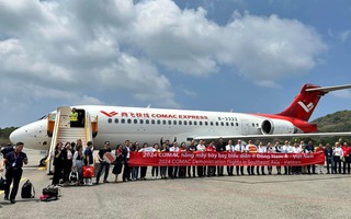 Máy bay "Made in China" hạ cánh xuống Côn Đảo