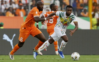 Bờ Biển Ngà vào bán kết với 9 cầu thủ, Nam Phi nghẹt thở hạ Mali 
