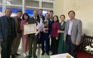 Trao tặng Huy hiệu 75 năm tuổi Đảng cho đảng viên lão thành