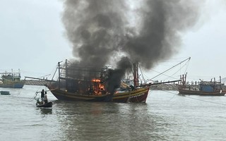 Tàu cá bất ngờ bốc cháy dữ dội khi neo đậu tại âu thuyền