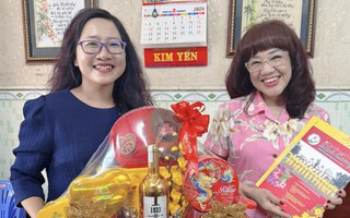 NSƯT Phương Hồng Thủy, Hà Mỹ Xuân xúc động nhận quà Tết của Ủy ban về người Việt Nam ở nước ngoài