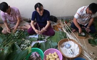 Nấu 500 bánh chưng tặng người dân khó khăn