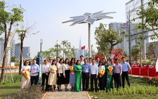 Khánh thành trụ hoa hướng dương khổng lồ phát điện sạch ở Công viên bờ sông Sài Gòn

