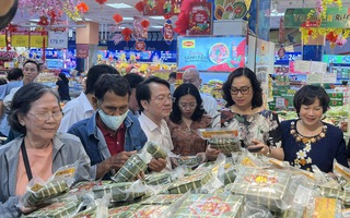 Chợ, siêu thị ngày 27 Tết đầy hàng, mở cửa xuyên đêm phục vụ khách