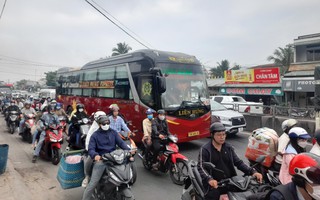 29 Tết, đường về các tỉnh Nam Sông Hậu vẫn đông nghẹt xe