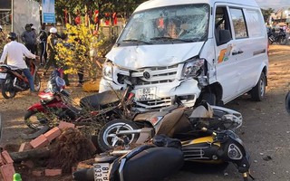Xe tải tông nhiều xe máy dừng xem hoa, 2 người thương vong