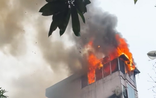 Cháy lớn tại cơ sở kinh doanh tiệc cưới, lan sang nhà 7 tầng