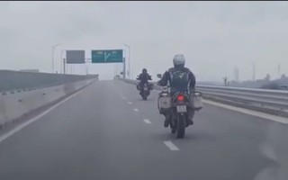 VIDEO: Đoàn xe môtô phân khối lớn phóng vun vút trên cao tốc