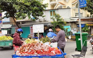 Thu nhập bấp bênh, công nhân đi chợ chiều “săn” thực phẩm giá rẻ