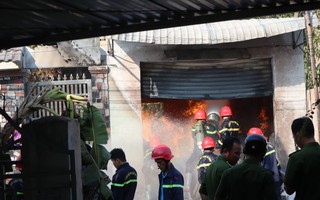 Cháy nhà ở TP Đồng Xoài, người đàn ông bị thương được đưa ra ngoài an toàn