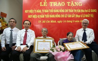 Bí thư Nguyễn Văn Nên trao huy hiệu Đảng cho vợ chồng nhà thơ - nhạc sĩ Lê Giang- Lư Nhất Vũ