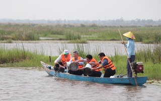 Bộ trưởng Đặng Quốc Khánh và lãnh đạo Quảng Nam thả cá ở sông Đầm
