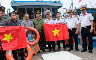 Vùng 3 Hải quân trao cờ Tổ quốc cho ngư dân Đà Nẵng