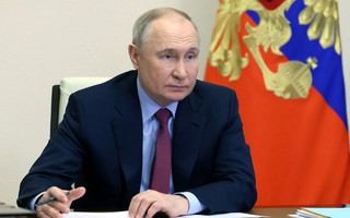 Ông Putin tuyên bố trừng phạt Ukraine, Tổng thống Zelensky phản đòn