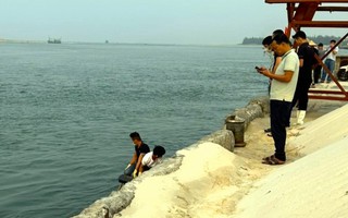 Liên tiếp phát hiện thi thể trôi dạt vào bờ biển ở Quảng Bình