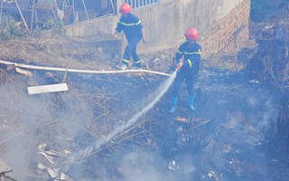 Đà Lạt: Hai người đốt cỏ làm cháy nhà, cả khu dân cư hốt hoảng