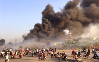 Cháy lớn ở Biên Hòa, cột khói cao cả trăm mét