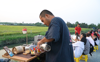 “Chill” cà phê giữa đồng lúa trong một chiều hoàng hôn