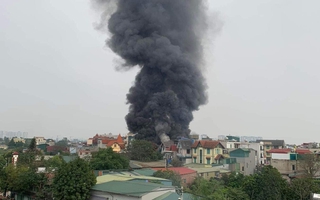 Cháy lớn nhà dân, cột khói cao hàng chục mét