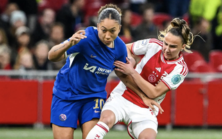 Đè bẹp Ajax, Chelsea đặt một chân vào bán kết Champions League nữ