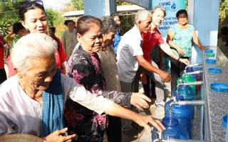 Trao máy lọc nước cho người dân vùng nhiễm mặn ở Bến Tre và Trà Vinh