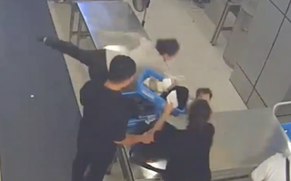 VIDEO: Nữ nhân viên an ninh hàng không lao tới đỡ cháu bé rơi khỏi bàn