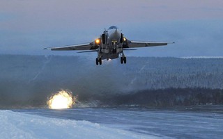 MiG-31 Nga chặn cặp máy bay ném bom của Mỹ trên không