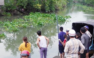 Hai bé gái chết đuối dưới hố sâu gần nhà