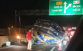 Ôtô tải nổ lốp trên cao tốc Mai Sơn - Quốc lộ 45