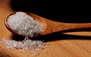 Kết hợp sử dụng bột ngọt và muối ăn để duy trì chế độ ăn giảm muối