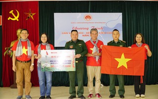 Trao tặng 1.000 lá cờ Tổ quốc tại tỉnh Hà Giang và Cao Bằng