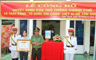 Trao bằng “Tổ quốc ghi công” cho gia đình liệt sĩ Hồ Tấn Dương